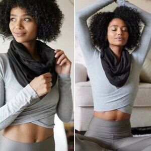 NWT Beyond Yoga Infinity Scarf with Hidden Zipper Pocket Black Women's One Size